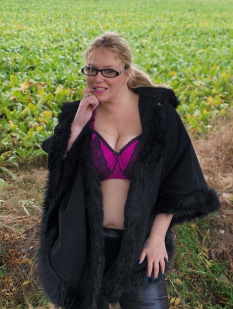The amateur blonde, Sindy Bust, loses her big boobs while loosening close to a farmer's field.