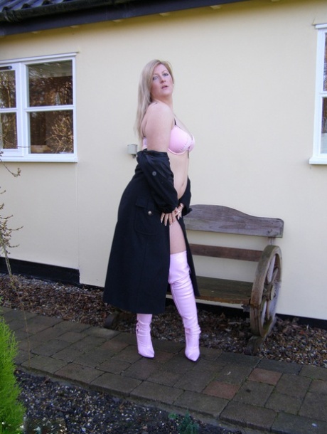 Outside her home, amateur BBW Samantha is seen wearing over-the-knee latex boots and posing in the nude.