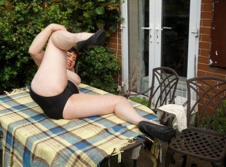 British amateur Juicey Janey, wearing a big pink shirt and having hair on her ass, touches her orgasm on a patio.