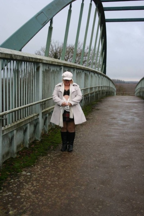 UK actress Lexie Cummings flaunt her large anus on a bridge for pedestrians.