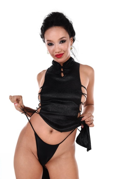 Сексуальная азиатка Азия Варгас снимает откровенное черное платье перед тем, как взять игрушку