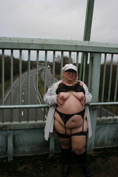 Lexie Cummings, a plump British woman, takes on weight on a bridge for pedestrians.