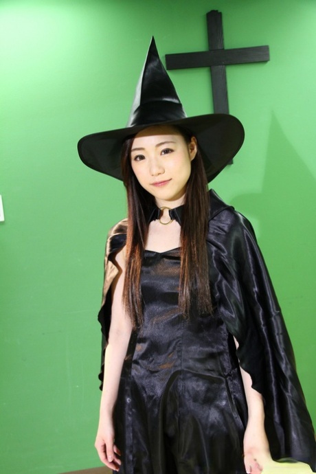 Японские девчонки практикуют темные искусства в костюмах для косплея