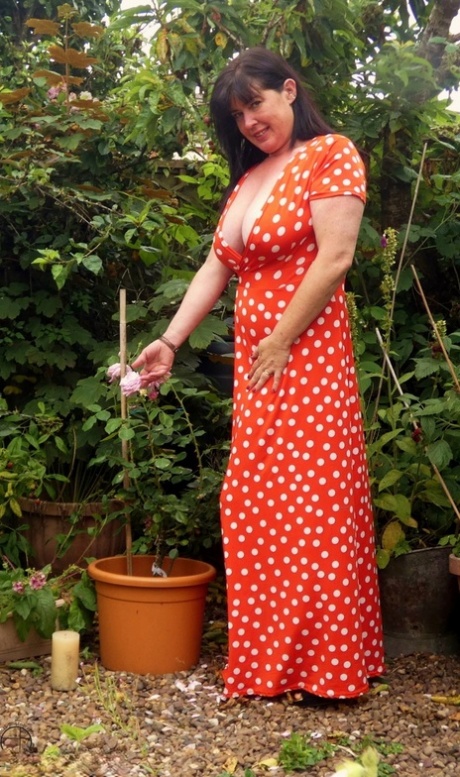 UK amateur Juicey Janey bares herself as she tends to her garden plants.