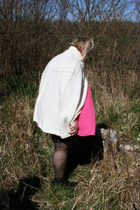 Despite being an obese UK blonde, Lexie Cummings is seen outside with her large asses and vagina.