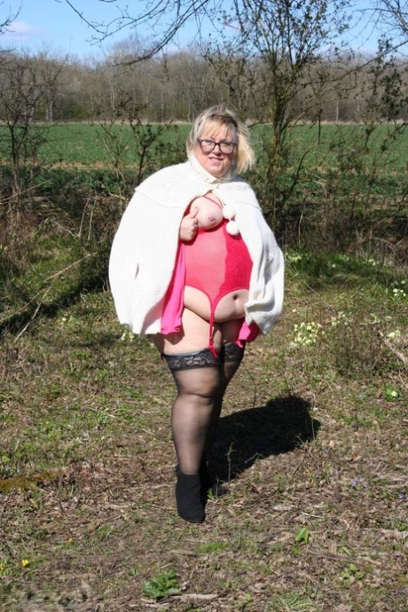 Obesity: Obsessive blonde from the UK, Lexie Cummings, bared her stomach and large buttocks in public in a field.