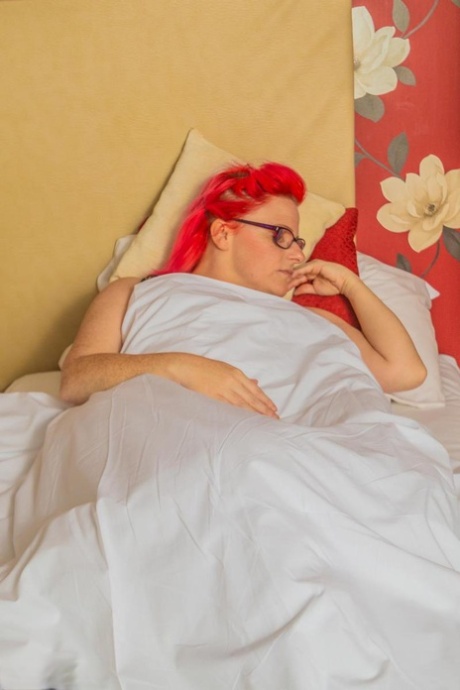 While sporting her pierced pussy, an amateur woman exposed herself while sporting dyed hair and glasses.