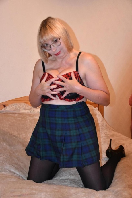 Schoolgirl clothes prompt Barby Slut, a mature woman, to take a bath and pulls out her hose.