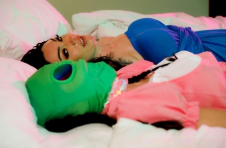 Симпатичная азиатка Миша Монтана занимается косплеем со своей подругой-лесбиянкой