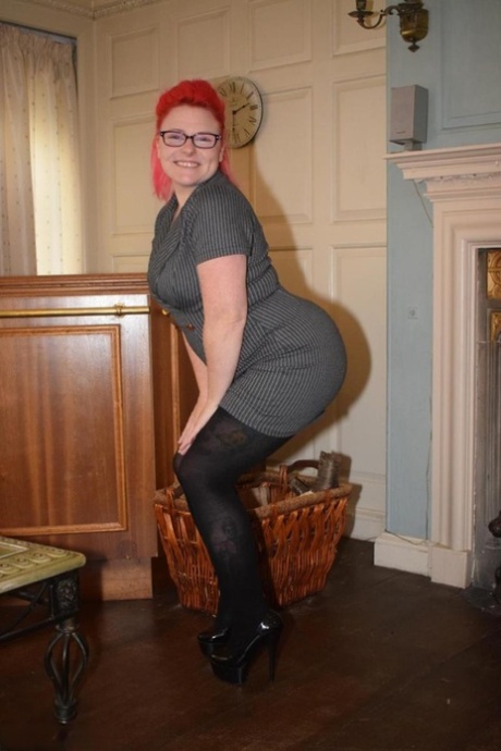 Mollie Foxxx, a middle-aged lady who is an amateur athlete, wears pantyhose without a crotch.