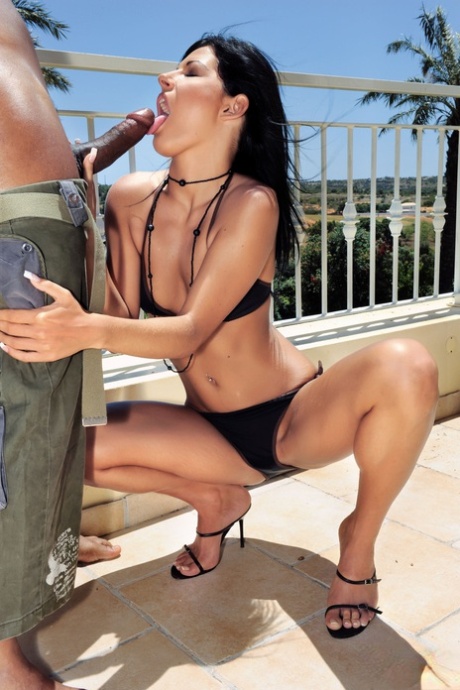 Сексуальная брюнетка Наоми получает задницу большим черным членом на балконе