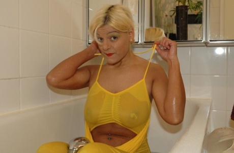 During the bathing season, Martina takes off her orange jumpsuit as a blonde amateur.