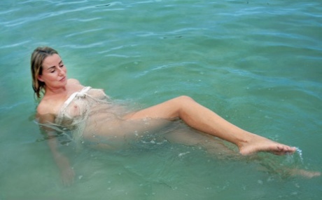 Hot Teen Vikatoria Gets Completely Naked While In The Ocean