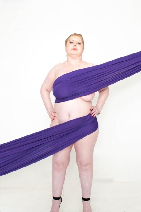 A stretch of fabric wraps on the naked body of Sophia and her fat amateur.