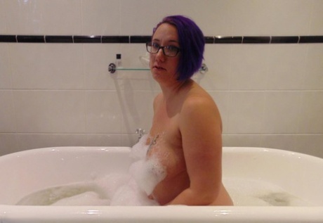 Mature Plumper Sara Banks Sports Dyed Hair While Taking A Bubble Bath