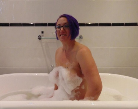 Mature Plumper Sara Banks Sports Dyed Hair While Taking A Bubble Bath