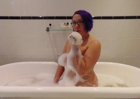 Mature Plumper Sara Banks Sports Dyed Hair While Taking A Bubble Bath