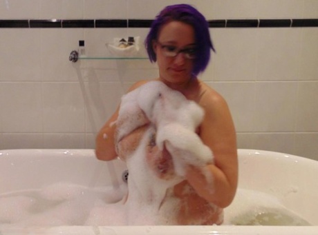 Mature Plumper Sara Banks Sports Dyed Hair While Taking A Bubble Bath