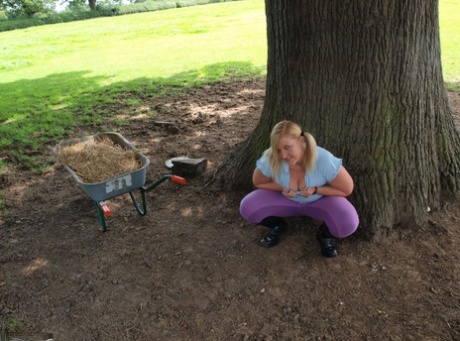 Блондинка-любительница Саманта делает минет стоя на коленях под деревом в видео от первого лица