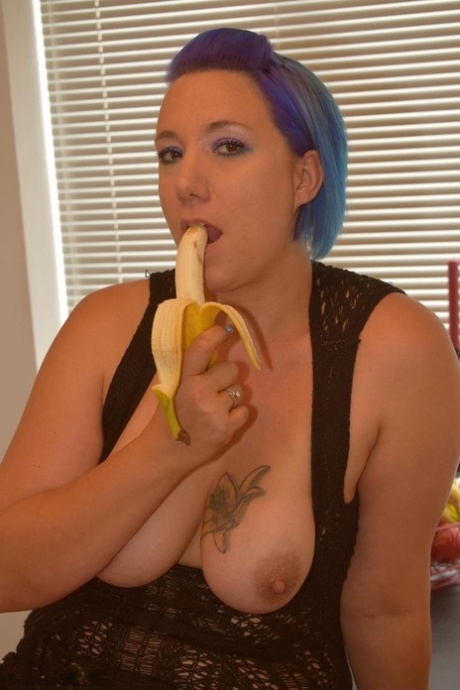 The amateur Sara Banks shows off her tits and she even displays her weight by eating what is described as "a banana."