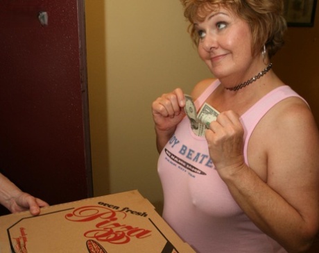 Older Amateur Busty Bliss Seduces The Pizza Delivery Man By Exposing Her Tits