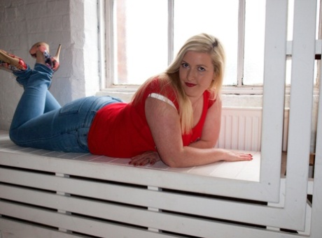 Despite being a blonde amateur, Samantha exposes her thick body near a window.