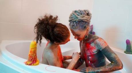 Альтернативные девушки Анускац и Стейси Блум фистингуют киски во время лесбийского секса в ванне