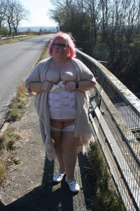 Obese British woman Lexie Cummings bares her buttocks and buttocks in public.