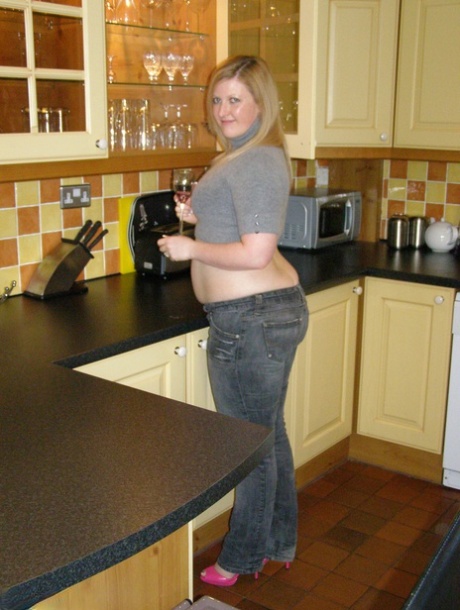 Samantha, a novice plumper, exposes her ample buttocks and grabs them in the kitchen.