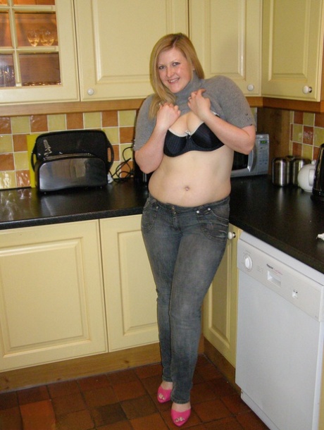 During her time as an amateur plumper, Samantha exposes her large buttocks and stealthily takes them away in the kitchen.