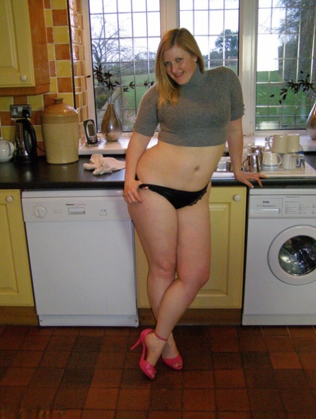 With her big buttocks on display, Samantha as an amateur plumper catches sight of her in the kitchen while cooking.
