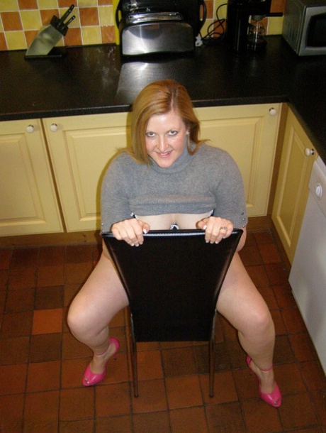 In the kitchen, Samaian who is an amateur aerialist, reveals her large buttocks and grabs them.