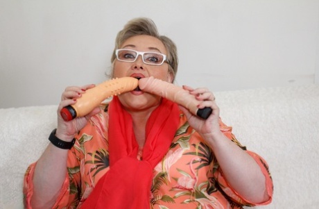 Jolanka, an elderly woman who likes to lick her nipple with a vibrator, masturbates afterwards.