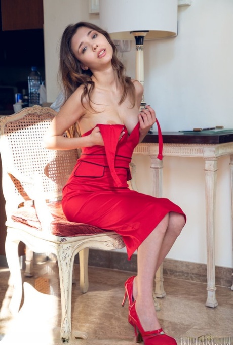 Восхитительная Мила Азул выскальзывает из своего сексуального красного платья с бретелькой на шее и подходящего кайфа