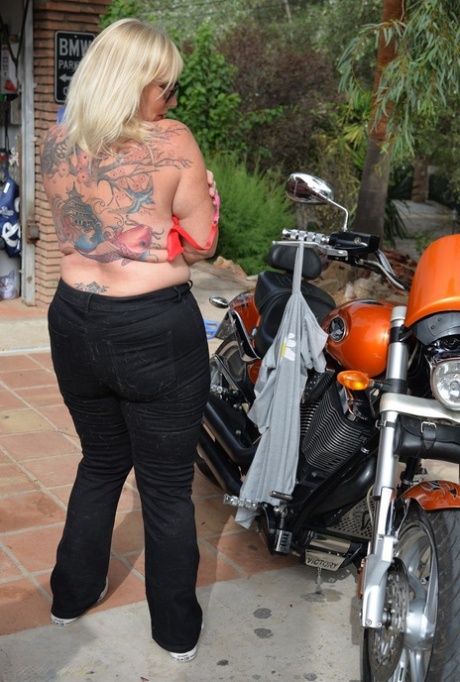 Melody, who is overweight and blonde at the age of 25, goes without a top after being off her bike.