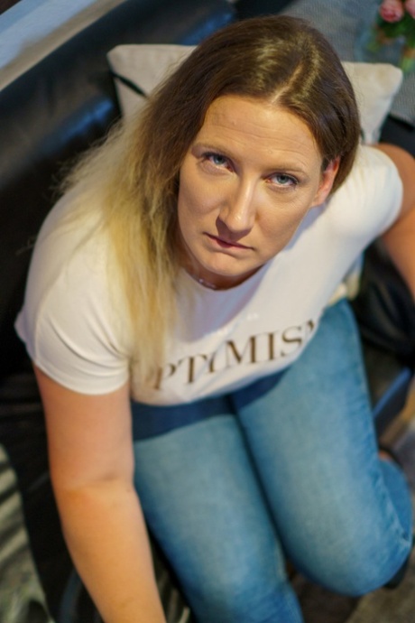 Пожилая толстушка Джулия Винтер моделирует джинсы перед сексом в видео от первого лица