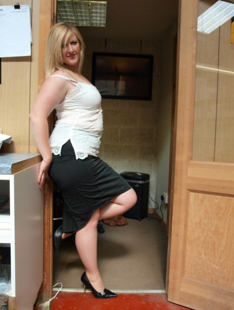 A desk chair is where chubby blonde Samantha is seen in stockings and heels, masturbating.