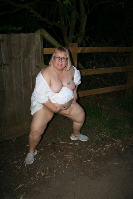 Lexie Cummings, an overweight British woman, displays her harmed vagina while outside in public.