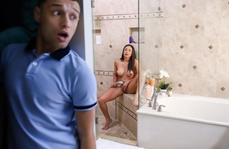 Shower Momporn - Shower Brunette Mom Porn Pics & Naked Photos - PornPics.com