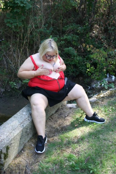 MILFBBWCurvyUnited KingdomBig AssMatureBlondes, Burgundies, Glasses, and a little Prince Edward can all be found in Wales.