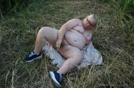 While in the country, Lexie Cummings is seen naked as a British woman who is obese.