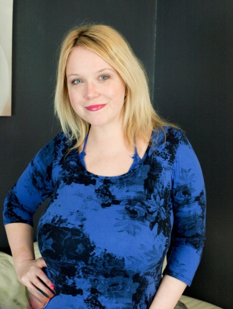 British woman Sindy Bust, who is blonde, looses her large breasts and buttocks while undressing.
