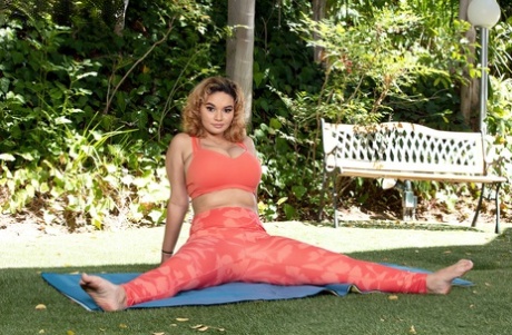 Латиноамериканка Кристал Чейз обнажает свои большие сиськи, обнажаясь во время йоги