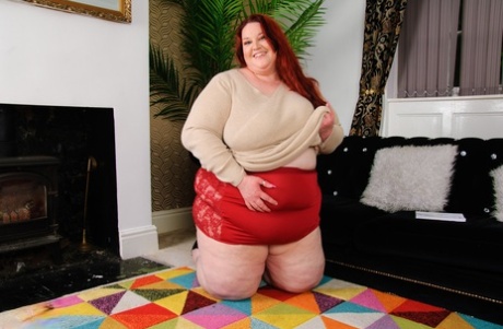 Большая красивая толстушка Missy готова доставить себе удовольствие