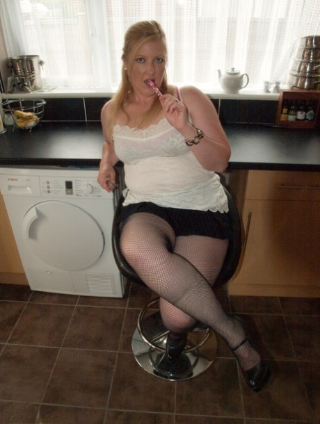 Thick Amateur Samantha Pulls Down Her Mesh Pantyhose In A Kitchen