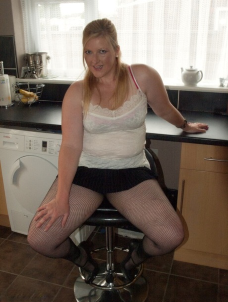 Thick Amateur Samantha Pulls Down Her Mesh Pantyhose In A Kitchen