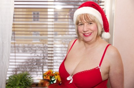 Older UK Woman Speedy Bee Goes Nude In A Santa Cap And Long Red Boots