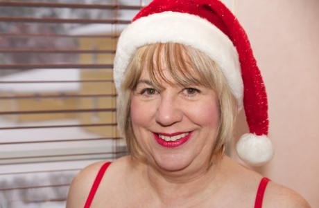 Older UK Woman Speedy Bee Goes Nude In A Santa Cap And Long Red Boots
