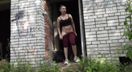 Соло-девушка Диана Свит писает у входа в заброшенное здание