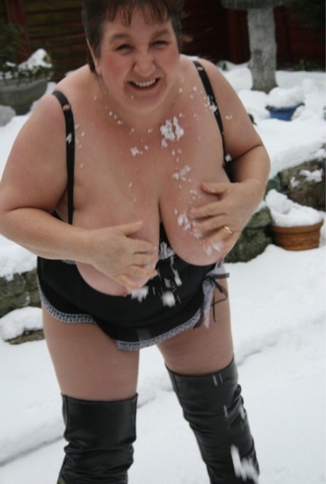 When Kinky Carol, a fat woman from the UK, creates snowball-looking snowflakes in her buttocks, she displays her large breasts and buttocks.